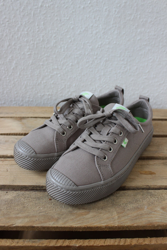 Cariuma OCA Low All Mystic Grey Canvas Sneaker | 39.5